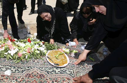 Друзья и родственники жертв репрессий в ходе траурной церемонии 17 июня 2009 г.
(Photo : REUTERS/Fars News)