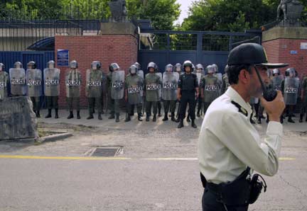 В Тегеране введены повышенные меры безопасности после подтверждения результатов президентских выборов 29 июня 2009(Photo: REUTERS)