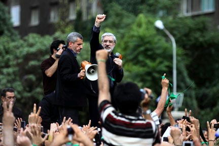 Мир Хоссейн Мусави выступает перед своими сторонниками в Тегеране 18 июля 2009 г.
(Photo : REUTERS/Demotix)