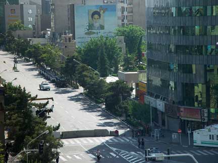 Тегеран. Подступы к Министерству внутренних дел и Центризбиркому перекрыты. 17 июня 2009 г.
(Photo : REUTERS)