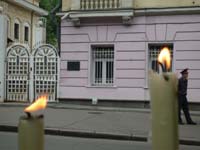 Покидая место акции протеста, московские демонстранты оставили на ограде бульвара зажженные свечи.(Photo: А.Подрабинек/RFI)