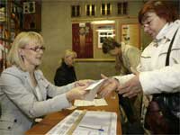Выборы в Европарламент. Латвия. На избирательном участке в Риге, 6 июня 2009.(REUTERS)