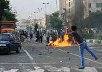 Столкновения манифестантов с иранской полицией на улицах Тегерана
(Photo : Reuters)