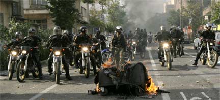 Иранская полиция патрулирует улицы Тегерана(REUTERS)