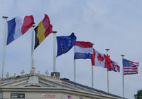 Флаги стран антигитлеровской коалиции, Евросоюза и ФРГ в Нормандии. Июнь 2009(Photo: D.Gusev/RFI)
