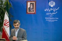 Пресс-секретарь иранского правительства Гулам-Хоссейн Эльхам на еженедельном брифинге в Тегеране 4 июля 2009 г.
(Photo : REUTERS/Morteza Nikoubazl)