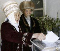 Избирательный участок в одной из киргизских деревень
REUTERS/Vladimir Pirogov 