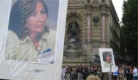 Пикет памяти Натальи Эстемировой в Париже перед фонтаном Сен-Мишель 17 июля 2009 г.
(Photo : RFI / Gorbanevsky)