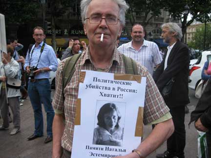 Плакат с надписью "Политические убийства в России: хватит!" на пикете памяти Натальи Эстемировой в Париже перед фонтаном Сен-Мишель 17 июля 2009 г.
(Photo : RFI / Gorbanevsky)