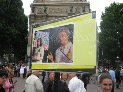 Плакат с фотографиями Натальи Эстемировой и Анны Политковской на пикете памяти Натальи Эстемировой в Париже перед фонтаном Сен-Мишель 17 июля 2009 г.
(Photo : RFI / Gorbanevsky)