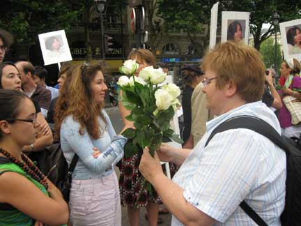 Участники пикета памяти Натальи Эстемировой с белыми розами в руках. Париж, площадь перед фонтаном Сен-Мишель. 17 июля 2009 г.
(Photo : RFI / Gorbanevsky)