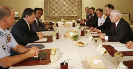 Король Иордании Абдалла Второй встречается с министром обороны США Робертом Гейтсом, Амман, 27 июля 2009.(REUTERS)