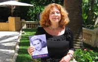 Елена Жоли со своей книгой "Две жизни Грейс Келли".Фото: Г.Аккерман