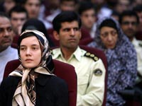  В ходе процесса над оппозиционерами в Тегеране - слева направо - Клотильда Рейс, журналист Ахмад Зейдабали и Назак Афшар. 8 августа 2009 года. REUTERS