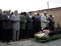 Похороны Заремы Садулаевой в Чечне, в 50 км от Грозного. 11 августа 2009 года.  REUTERS