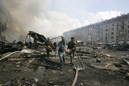 Террорист-смертник взорвал автомобиль со взрывчаткой у здания ОВД в Назрани 17 августа 2009(Photo: REUTERS)