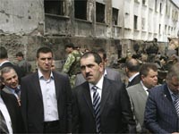Президент Ингушетии Юнус-Бек Евкуров на месте теракта в Назрани, 22 августа 2009.(REUTERS)