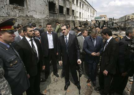 Президент Ингушетии Юнус-Бек Евкуров на месте теракта в Назрани, 22 августа 2009.(REUTERS)
