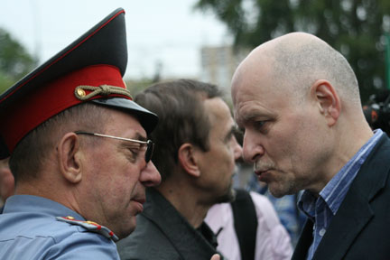 Участники акции пытались договориться с милицией и согласились завершить шествие.Фото: А.Подрабинек