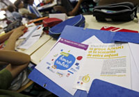В одной из школ Марселя: брошюра, рассказывающая детям о профилактике гриппа А.Фото: REUTERS/Jean-Paul Pelissier 