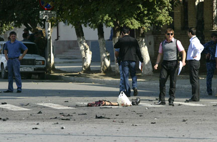 Милиционеры на месте подрыва террористки-смертницы в Грозном 12 сентября 2009 г.Фото: REUTERS/Khamzad Ibragimov 