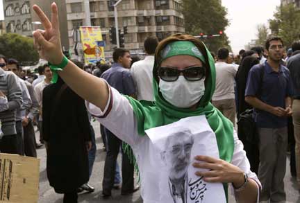 Сторонница кандидата в президенты Мира Хосейна Мусави в Тегеране 18 сентября 2009.(Photo: REUTERS)