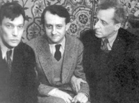Слева направо: Борис Пастернак, Андре Мальро, Вс.Мейерхольд. Снимок сделан в квартире Мейерхольда в Москве, в 1936 году. 