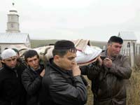 Похороны М.Аушева в его родном селении Сурхахи, в Ингушетии. 26 октября 2009 г. REUTERS