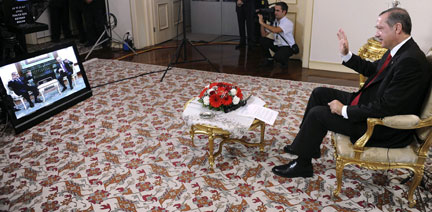 Турецкий премьер Реджеп Т. Эрдоган во время видео-конференции с В.Путиным и С.Берлускони.Фото: REUTERS/Kayhan Ozer
