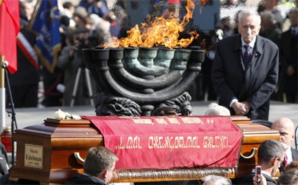 Бывший премьер-министр Польши Тадеуш Мазовецкий на похоронах Марека Эдельмана, 9 октября 2009.(REUTERS)
