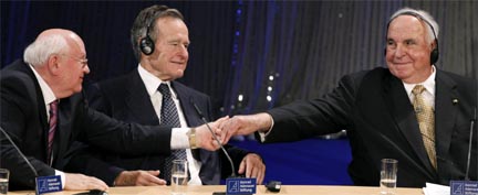 Михаил Горбачев, Джордж Буш-старший и Гельмут Коль, 31 октября 2009.(REUTERS)