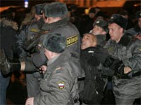 Милиция разогнала митинг в защиту Конституции в Москве(REUTERS)