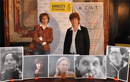 Зоя Светова и Карина Москаленко, участницы парижской пресс-конференции организации Международная Амнистия.(Сopyright: Amnesty International)