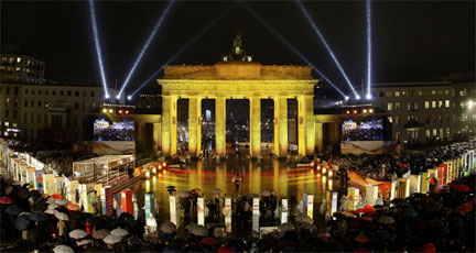 Церемония 20-летия падения Берлинской стены, 9 ноября 2009 г.Фото: REUTERS/Wolfgang Ratta
