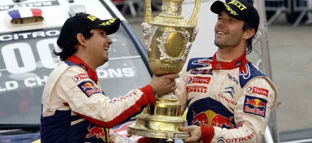 Себастьен Леб и его ко-пилот, Даниель Елена, в день победы на ралли в заключительном этапе сезона-2009, который прошел в Великобритании. 25 октября 2009 года. REUTERS