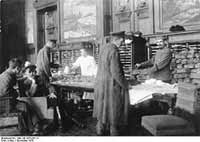 Совет рабочих и солдат раздает хлеб в Рейхстаге в ноябре 1918 г.
(Photo : Deutsches Bundesarchiv)