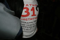 Демонстрант, выступающий за соблюдение ст.31 Конституции РФ на Триумфальной площади в Москве 31 октября 2009 г.
(Photo : RFI/A.Podrabinek)