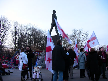 Грузинские флаги у памятника Шарлю де Голлю.Е.Малыхина/RFI