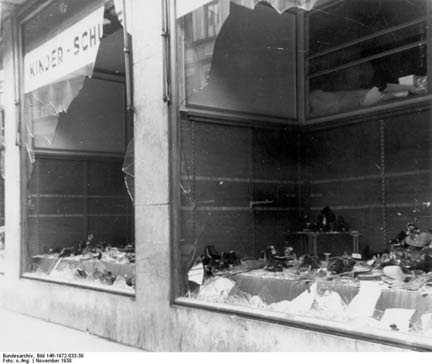 Магдебург. Магазин, принадлежавший еврею, разгромленный в "Хрустальную ночь" 9 ноября 1938 г.
(Photo : Deutsches Bundesarchiv)