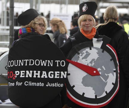 Активисты-экологи в Копенгагене перед зданием, где проходит Конференции ООН по климату, в день октрытия конференциив, 7 декабря 2009 г.
(Photo : REUTERS/Pawel Kopczynski)