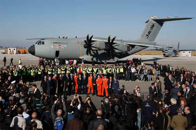 Новый европейский военно-транспортный самолет А400М на базе Эрбас в Андалузии. На фото - король Испании Хуан Карлос, члены испанского правительства, руководство и сотрудники Airbus Military. REUTERS