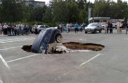 4 августа 2009 в карстовый провал в Дзержинске провалился автомобиль(Photo: archive A.Piluguin)