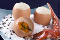 Пример возможной презентации закуски из яиц - фаршированные скорлупки установлены на горке крупной соли. atelierdeschefs.fr
