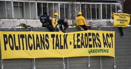 Активисты Гринписа разворачивают плакат с надписью: "Политиканы разглагольствуют, лидеры - действуют!" в Копенгагене.(REUTERS)