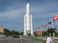 Макет ракеты-носителя "Ариан" рядом с центром управления полетами Arianespace