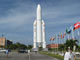 Макет ракеты-носителя "Ариан" рядом с центром управления полетами Arianespace