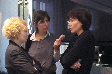 На пресс-конференции в Париже (слева направо): Саша Кулаева (FIDH), журналист Франс Интер, Таджигуль Бегмедова.Фото: RFI/И.Домбровская