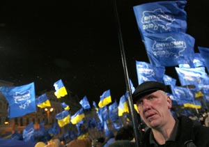 "Бело-голубой" сторонник Виктора Януковича 15 января 2010 г. в Киеве
(Photo : REUTERS/David Mdzinarishvili)