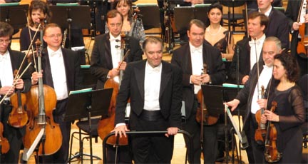 Валерий Гергиев с музыкантами Мариинского симфонического оркестра.(Фото:А.М./RFI)