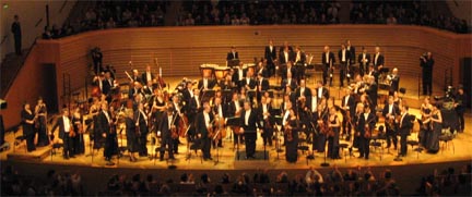 На концерте, посвященном году России во Франции, оркестр Мариинского театра исполнил симфонии 1 и 4 П.И.Чайковского.(Фото:А.М./RFI)